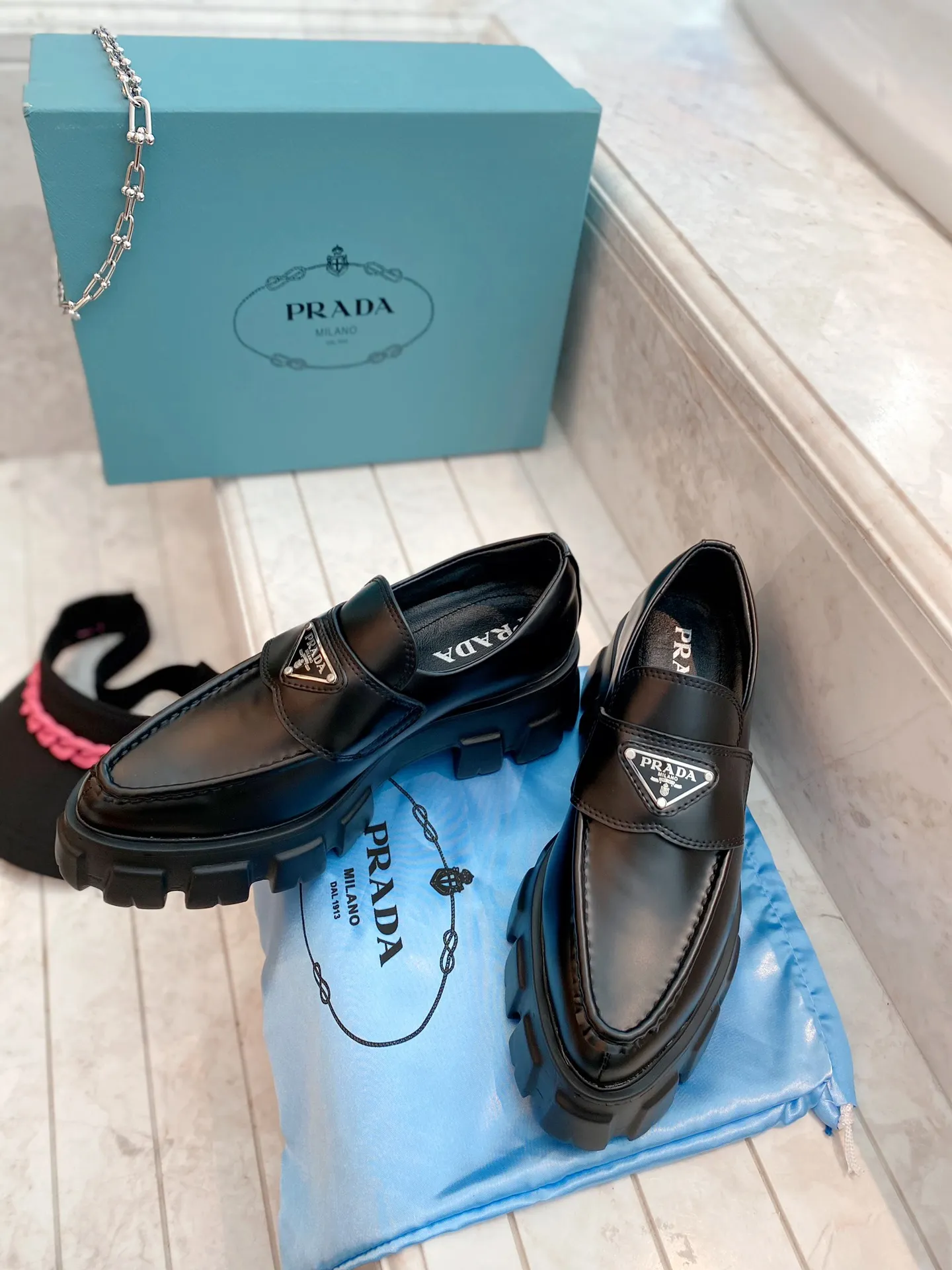 ✨Ex-factory price p480✨ Women's shoes Women's clothing Women's shoes factory Women's shoes Women's clothing ✨Ex-factory price pRADA Prada 2021 spring and summer upgraded version of the triangular logo loafers Compared to last year's old loafers, the triangle logo of this one has been changed to silver, and a gear print design has been added to the welt, making it feel more delicate and fashionable! The thick-soled design can add a lot of height to your feet!  Purchase the original, disassemble and reproduce it to restore the authentic taste. The top purchasing version!  qThe upper is made of original open-edge beaded cowhide, which is super textured. The lining is made of top-grade mixed sheepskin. z✨Ex-factory price pOpen-molded outsole is non-slip and wear-resistant. Size 35-41